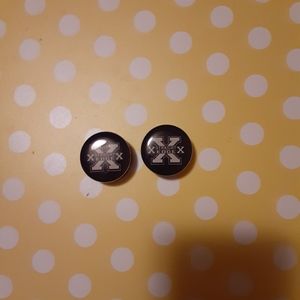 One pair of 1 inch plugs